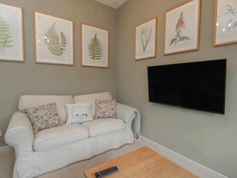Cottage with pool — photo 3