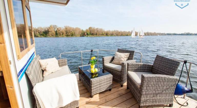 WOHLFUHLBOOT Hausboot - Festlieger im Hafen Bad Saarow - WC an Bord, Dusche an Land in Bad Saarow