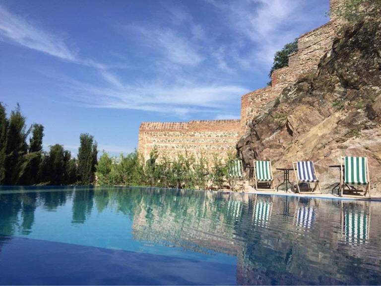 Apartment with terrace, pool & yard | Close to Old Tbilisi | Good for workation | Dogs allowed in Tbilisi