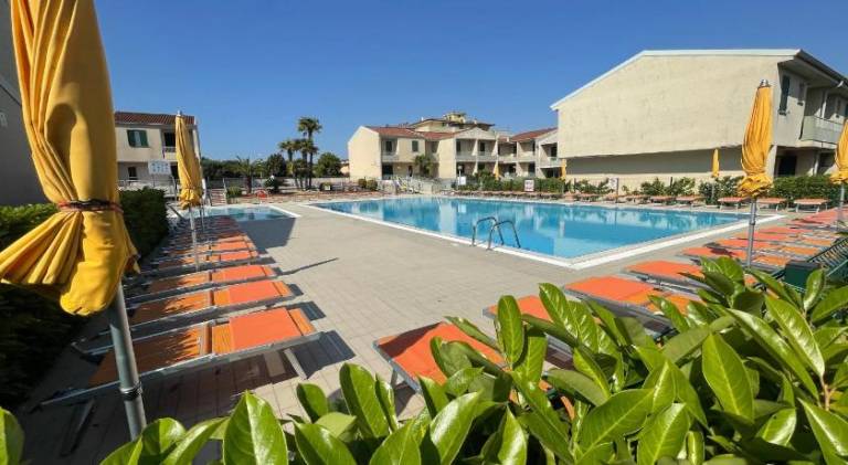 Rental apartment with terrace, garden & pool in Caorle