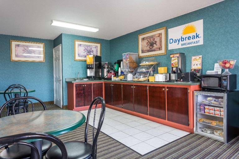 Days Inn by Wyndham Dickson — photo 3