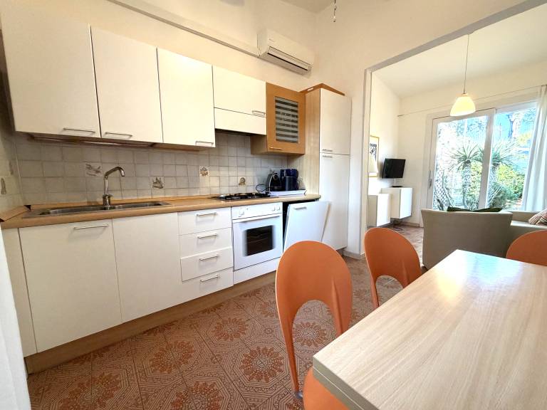 Beautiful rental apartment with patio & yard | Beach nearby | Dogs allowed — photo 5