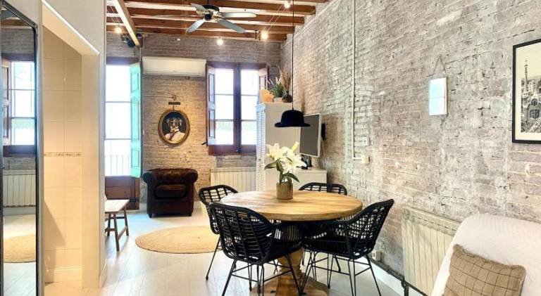 Pleasant rental apartment with patio | Near Magic Fountain of Montjuïc | Pet-friendly in Barcelona