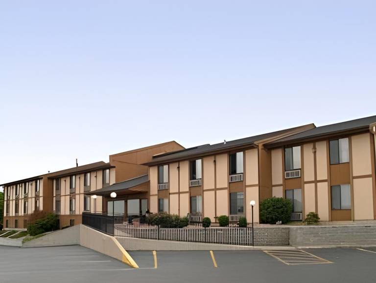 Super 8 By Wyndham Hannibal in Hannibal, MO