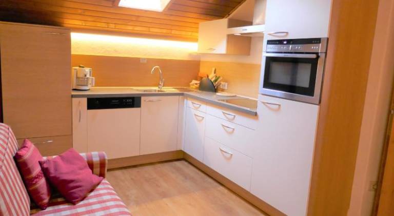 Serviced apartment with yard & terrace — photo 4