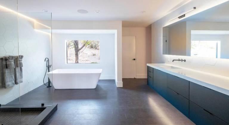 House with hot tub & pool — photo 2