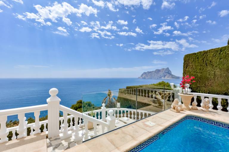 Villa with patio, private pool & barbeque in Alicante