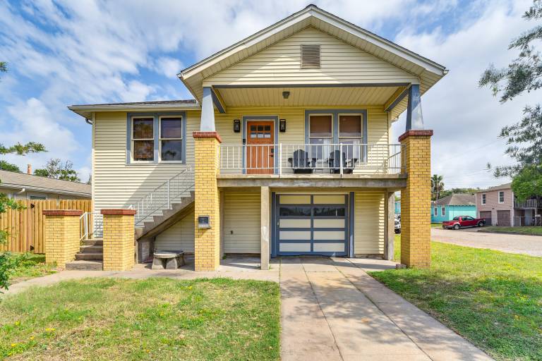 2 Mi to Pleasure Pier: Pet-Friendly Gem w/ Yard in Galveston, TX