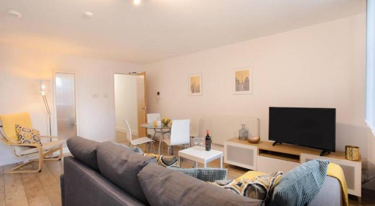 Beautiful apartment | Near Manchester Town Hall | Suitable for remote work | Pets allowed — photo 2