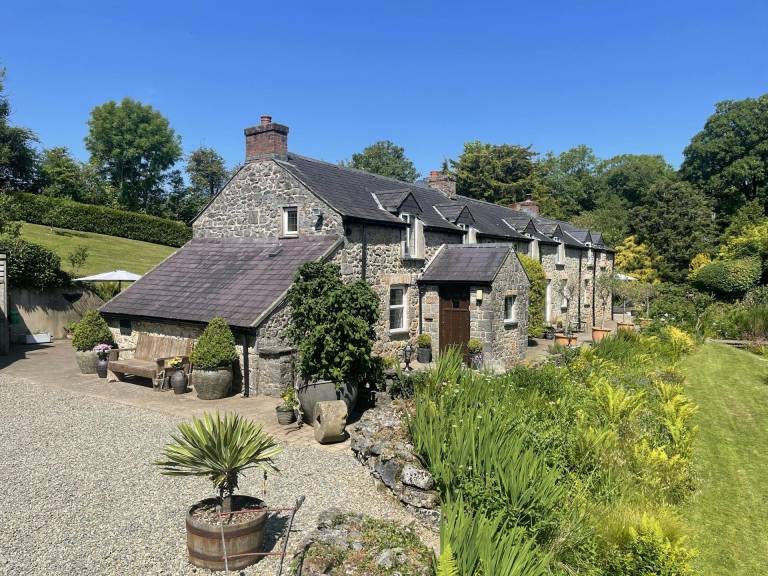Family-friendly cottage with yard & terrace | Pet-friendly in Tenby