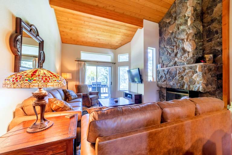 Snowcreek 3+L Townhome, WIFI, New Furnishings, Mtn Views on Meadow! — photo 2