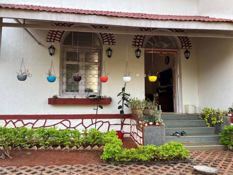 Bungalow with yard, pool & hot tub — photo 4