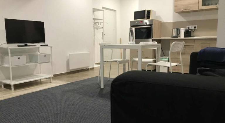 Apartment with patio & yard — photo 2