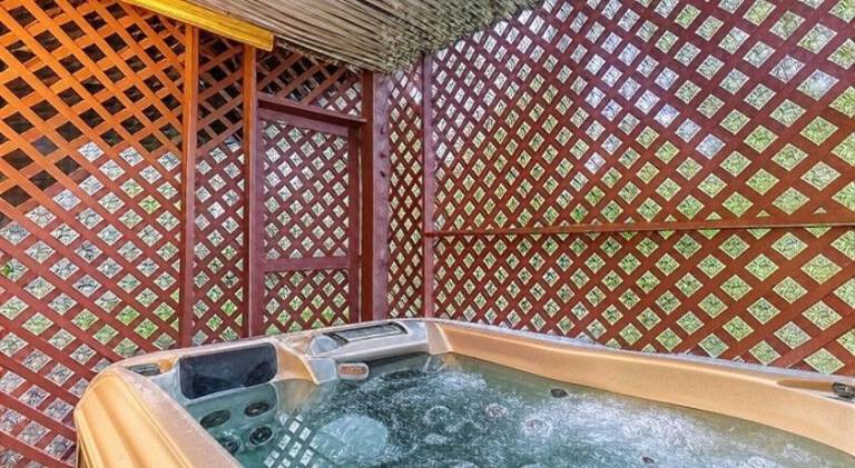 Rock of Ages, Hot Tub, Game Room, WIFI, Free Attraction Tickets, Near Parkway! — photo 4