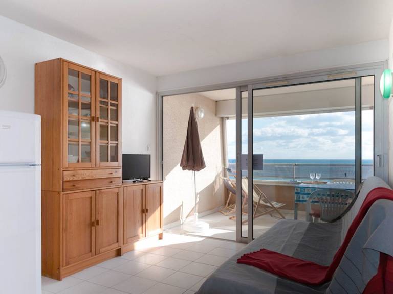 Studio cabin for 4, beach access, parking, in Le Lavandou — photo 2