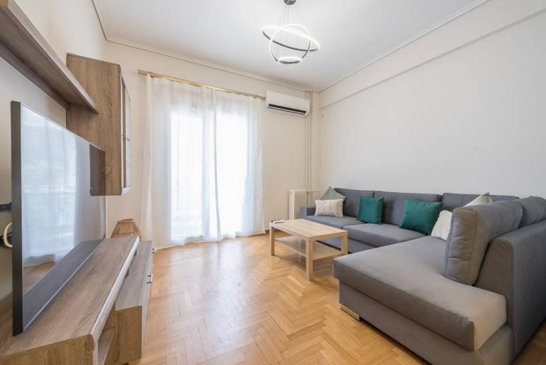 Stylish 2 Bd Urban Retreat Near Panormou Metro