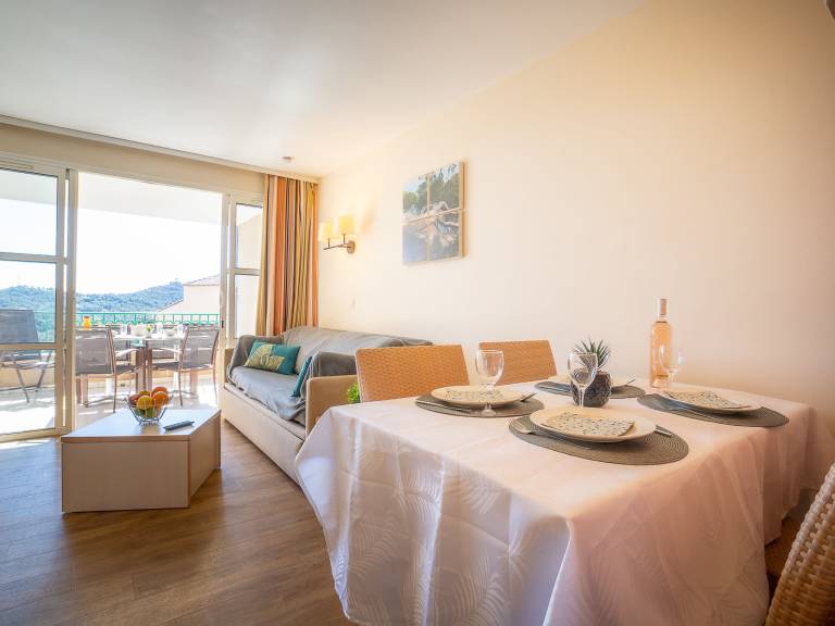 Holiday apartment with patio, pool & garden — photo 3