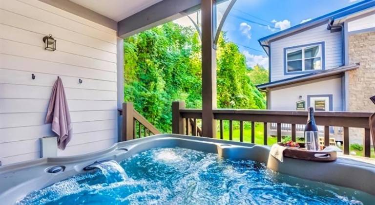 Dotin' on Dolly - Charming 4BR Cabin Hot Tub, Pool, Foosball & Arcade — photo 3