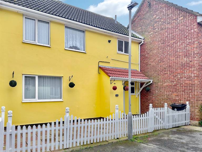 Cottage with yard in Clacton-on-Sea