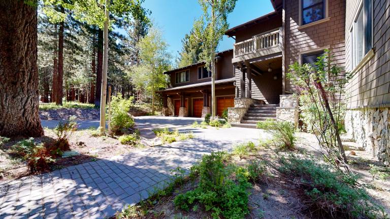 Family-oriented vacation home with patio, sauna & BBQ | Golf view | Ski nearby | Pets allowed — photo 4