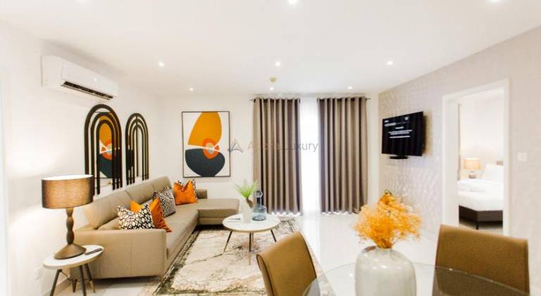 Serviced apartment with private pool, terrace & yard — photo 2