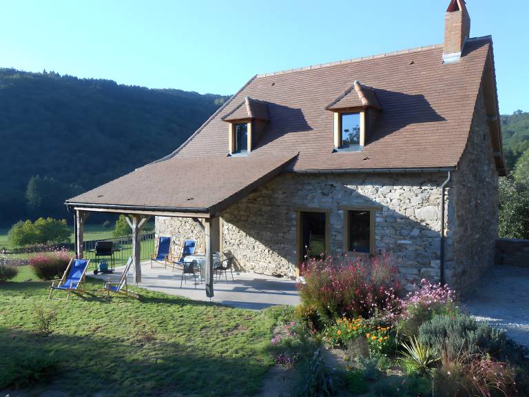 House with barbecue, terrace & garden | Garden view in Figeac