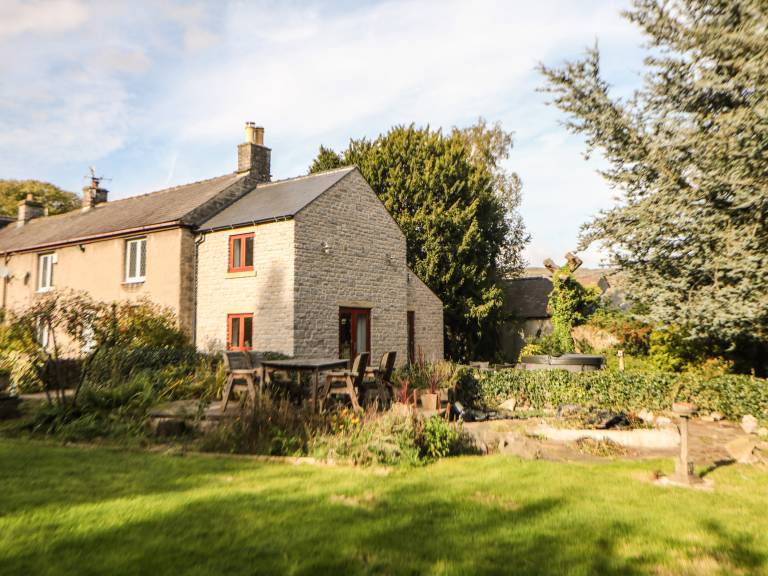 Family-oriented wonderful cottage with grill, hot tub & garden | Pets allowed — photo 2