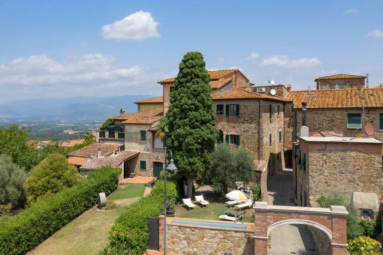 Fully equipped villa with private pool, garden & patio | City view | Pet-friendly — photo 2