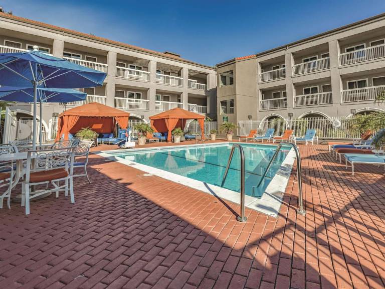 La Quinta Inn & Suites by Wyndham San Francisco Airport West — photo 3
