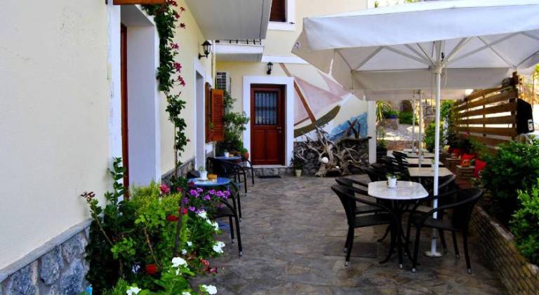 Serviced apartment with garden & patio | Dogs allowed — photo 3