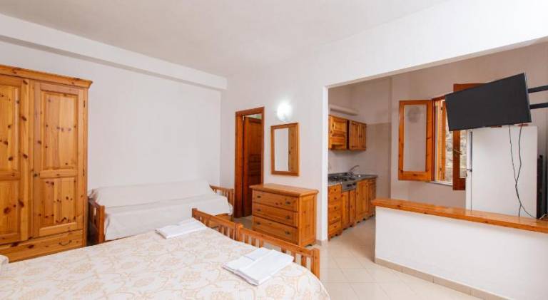 Serviced apartment with patio, garden & pool | Pets are welcome — photo 2