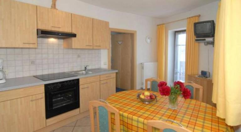 Holiday apartment with barbecue, garden & patio — photo 4