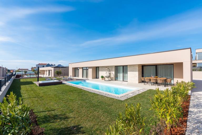 Fully equipped charming villa with terrace, private pool & hot tub | Pets are welcome — photo 2