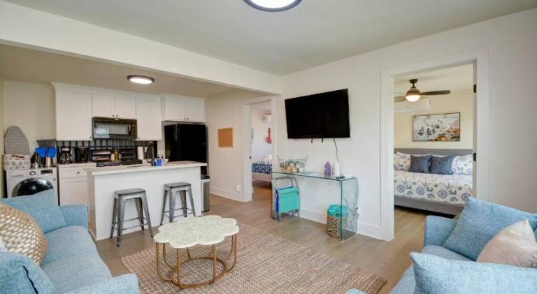 Hip-Nautic - Carriage House - King Beds near Beach in Galveston, TX