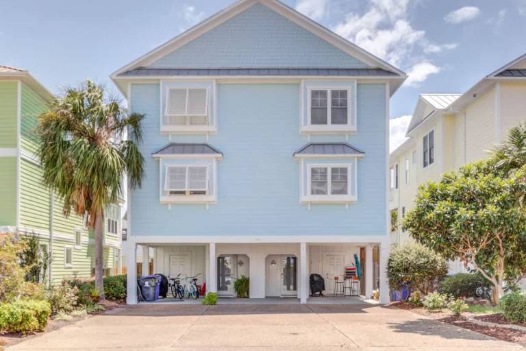 Children-friendly spacious vacation home with yard | Beach nearby | Pets are welcome in Carolina Beach, NC