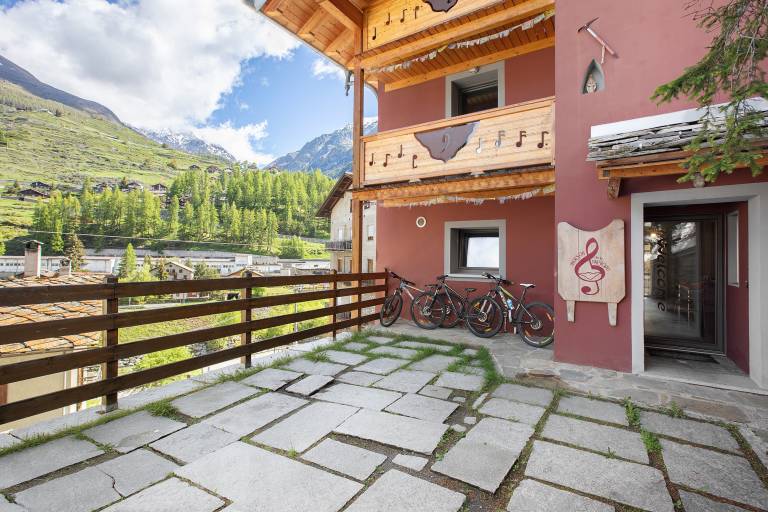 Holiday apartment with fast internet, garden & terrace | Garden view | Suitable for remote work in Aosta