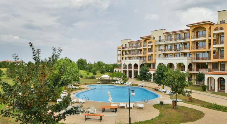 Ample holiday apartment with pool & garden | Pet-friendly in Balchik