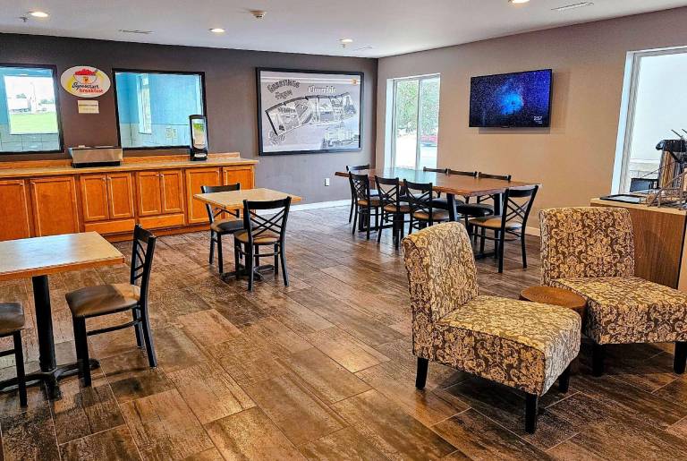 Super 8 by Wyndham Cloverdale IN — photo 3