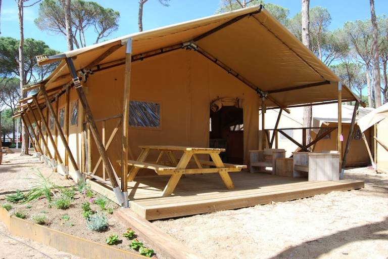 Lovely tent with patio, heated pool & garden | Close to the beach | Pet-friendly in Kamperland