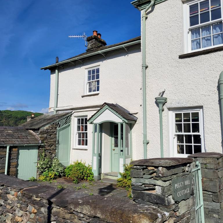 Vacation home with yard, terrace & barbeque in Ambleside