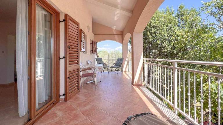Holiday apartment with barbecue & yard — photo 3