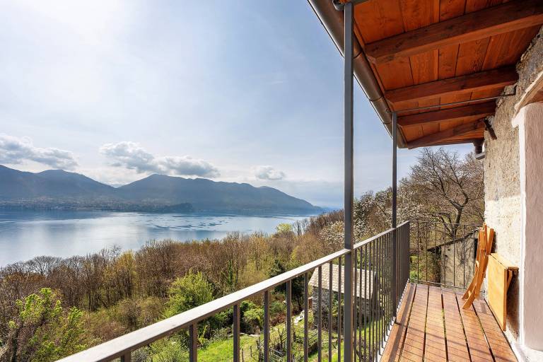Apartment 'La Torretta Di Mozzola' with Lake View, Private Terrace and Wi-Fi in Cannero Riviera