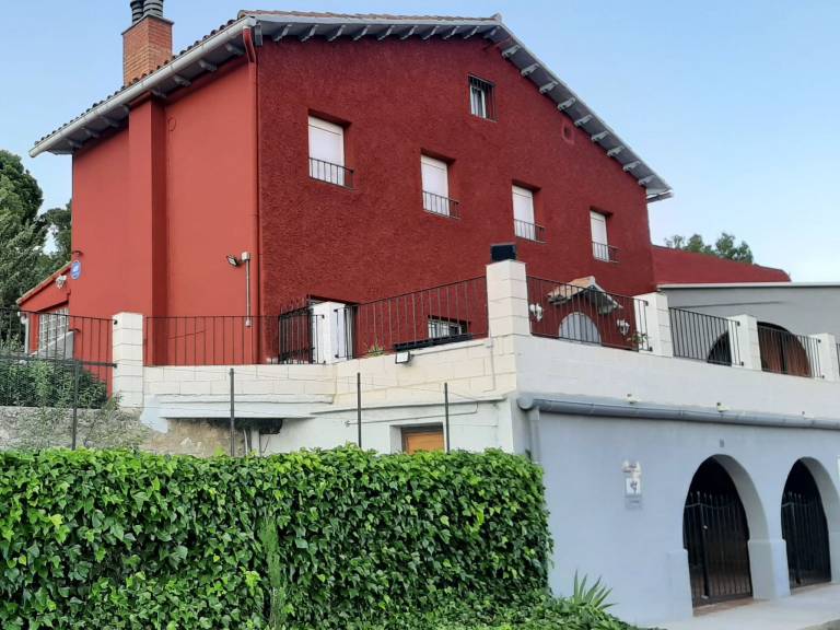 Fully equipped house with barbeque, terrace & yard | Mountain view | Pets allowed — photo 2