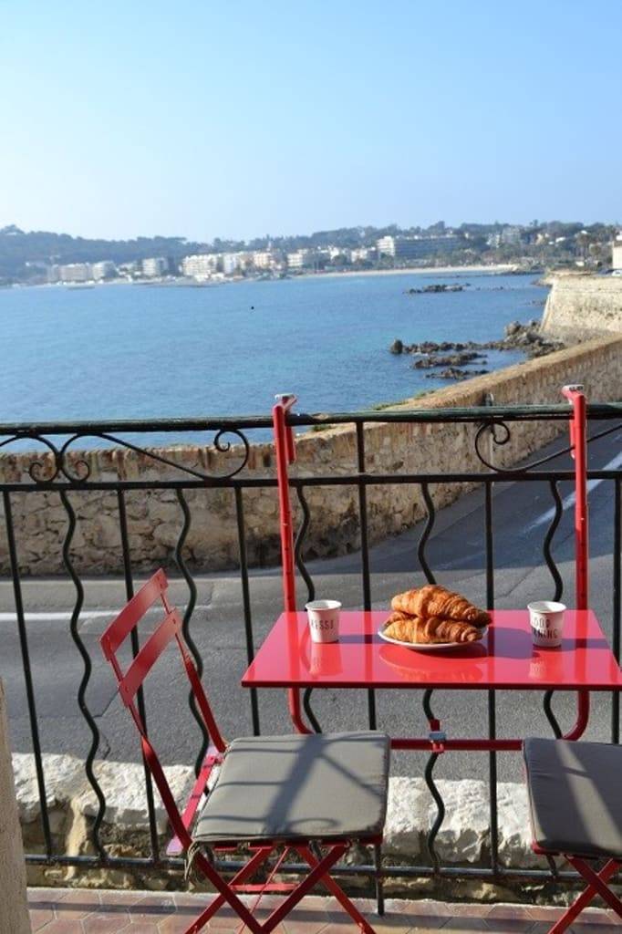 Sea view with balcony, old town of Antibes, 2 pers — photo 2