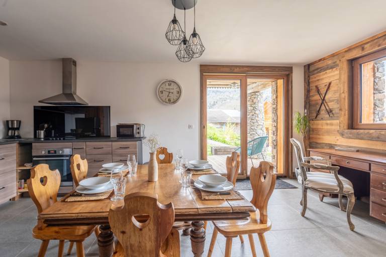 Apartment "La Cabane Du Cerf" with Mountain View, Private Terrace and Wi-Fi in Courchevel