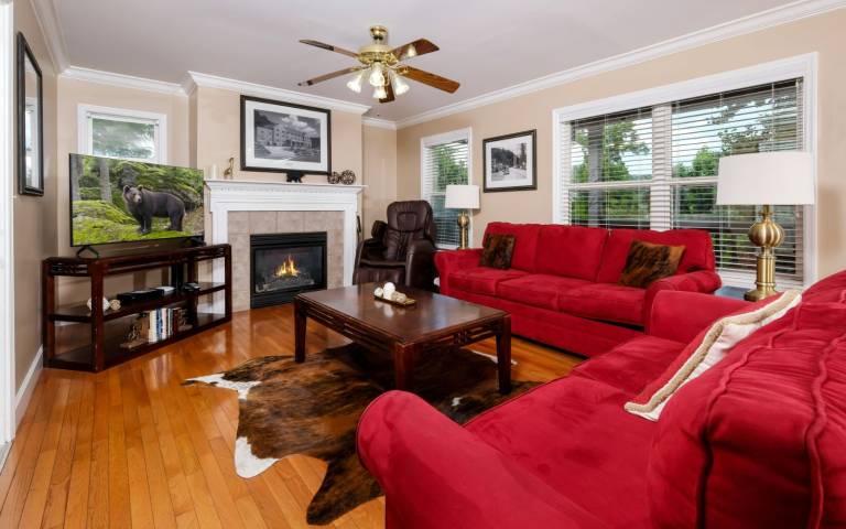 Vacation home with BBQ, hot tub & yard | Mountain view — photo 3