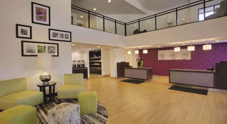 La Quinta Inn & Suites by Wyndham Detroit Metro Airport — photo 5