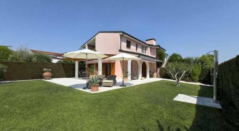 Vacation home with pool in Castelnuovo del Garda