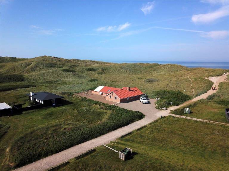 Vacation home with patio, sauna & grill in Harboore