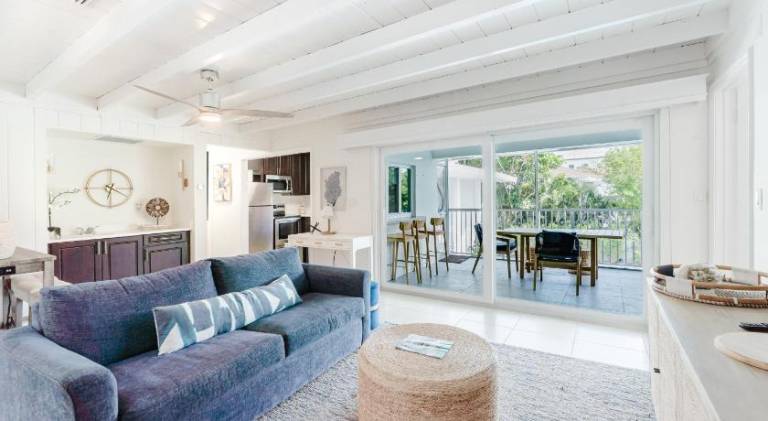 Apartment with pool in Boca Raton, FL